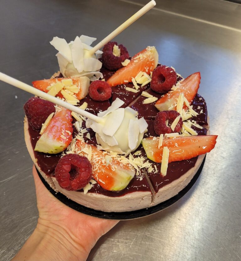 jahoda-malina cheesecake dozdobená lízatkami